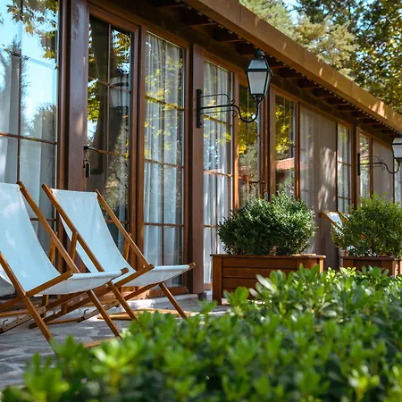 The House Hotel *